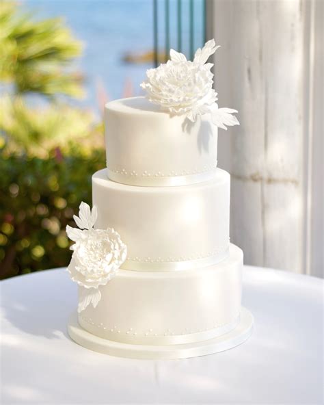 Simple Elegant All White Wedding Cake With Sugar Peonies Kue