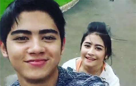 Salah satu ciri khasnya adalah topi yang bertengger dalam setiap foto, seperti apa? Prilly dan Aliando Pakai Topi Rajut Couple di Konser Ariana Grande, Jadian?