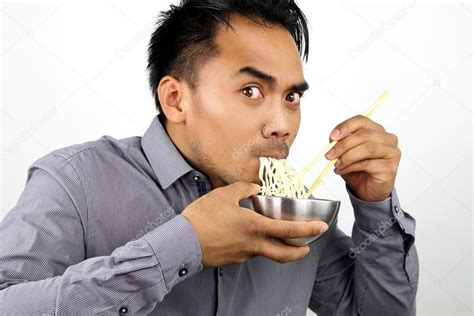 Hombre Asiático Comiendo Fideos Fotografía De Stock © Rdrgraphe