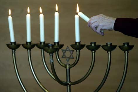 Chanukka leuchter, gelbmetall, höhe 29 cm Chanukka: Acht Kerzen für acht Tage - religion.ORF.at