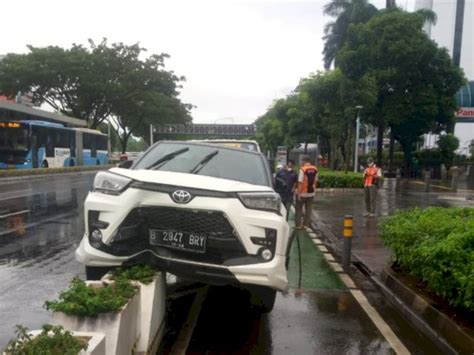Mobil Nyangkut Di Pembatas Jalan Sampai Ringsek Di Jakarta Begini