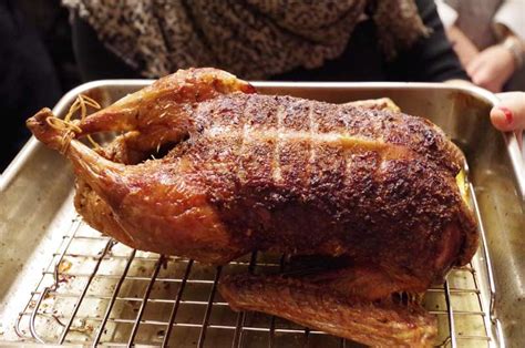 ブルガリア料理には比較的こってりした肉料理が多く、さっぱりした酸味のあるアイリャンとの相性はとてもよい。 ボザ  編集  ボザ ( боза / boza ) は甘酸っぱく、どろっとした飲み物で、 ライムギ や 小麦 などを煮立てて発酵させた飲料。 第13回 スロベニアの年に一度のお楽しみ料理 | ナショナル ...