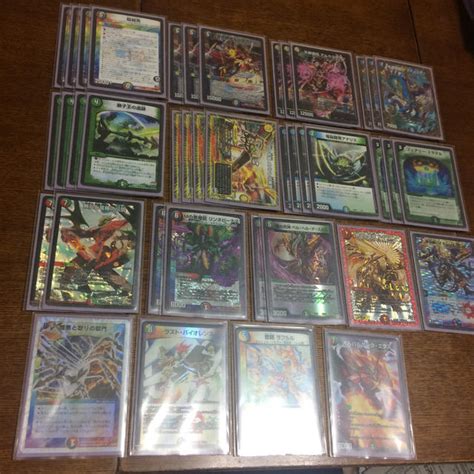 早速自前のものではあるがサンプルレシピのほうを見せながら解説していこう 愛の無限オーケストラ×3 超越男×4 メインコンセプトなので確定枠 超越男は前述の通り多彩な動きをするので４だがオーケストラは進化元がないと使えないのとオーケストラの効果で複数体めくっても美味しくないので３ これ以上５色レインボーを入れると事故が多発するためこれ以上は入れられない メメント守神宮×3 超越男と合わせるとキチガイじみた動きをした上で防御も硬くなるので確定枠 強いカードでもう１枚いれたくもなるが多色でないのが弱いので３ ダークライフ×4 デドダム×4 このデッキの初動 ５色なのでフェアリーミラクルを入れたくなるが単色であるのとこのデッキではマナをたくさん増やすことよりできる限り５色レインボーではないマナを発生させるカードを置いていくことが大事なのでこちらが優先される 墓地に置く効果はリンネビーナスやデッドダムド、サイゾウミストとシナジーがあるので良く考えて置くように ヴェルデ×2 場か墓地にあるとなぜか全色をもつ単色クリーチャー デッドダムドとシナジーはもちろんだがなぜかオーケストラの進化元にもなるという上にマナからも召喚できるマッハファイターと贅沢つくせり 強いが単色なのが弱いので２ ニコルボーラス×２ ヴィルヘルム×2 ３色で単体で強いオーケストラでめくりたいカード 金欠でない限り絶対入れるべき オーケストラの進化元になりやすい色を持っているので時折贅沢に素材になる デッドダムド×2 デドダムとヴェルデが入るなら絶対入る環境トップのカード オーケストラでめくっても嬉しくないこともあるので２枚 余談だがこのデッキでデッドダムドに進化できないのはラストストームだけなので腐ることはほとんどない（侵略できるのはメインデッキだけでも１１体） どんどん水撒くナウ×２ ビッグマナでは万能な呪文トリガー 後述するが相性が悪いことがあるので２枚 ホワイトグリーンホール×1 裏切りの魔狼月下城×1 多色武装デッキ御用達の殿堂カード どちらも雑に強いので採用 リンネビーナス×2 ドギラゴン剣でよく使われていたパワーカード 普通にラフルル等を蘇生するのも強いが進化元さえ揃っていればなぜか進化クリーチャーも蘇生できるためオーケストラを墓地から踏み倒せるため採用 全員sa化も強いがサイゾウなどで墓地が. デュエルマスターズ - デュエマ 5cクラウンオーケストラ デッキ ...