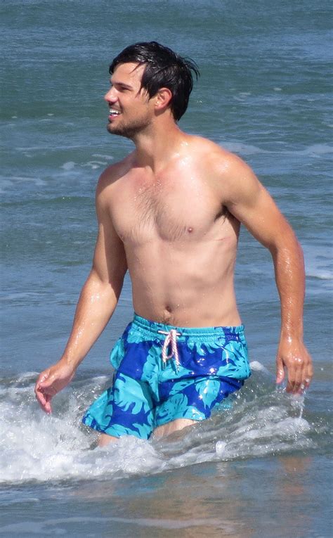 Is Taylor Lautner Still Twilight Buff See New Shirtless Pics E