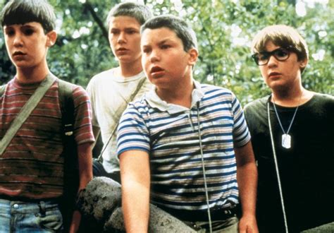 Vern, gordie, chris, und teddy wollen endlich einmal heraus aus ihrem langweiligen heimatkaff castle rock. Stand By Me - Das Geheimnis eines Sommers - Trailer ...
