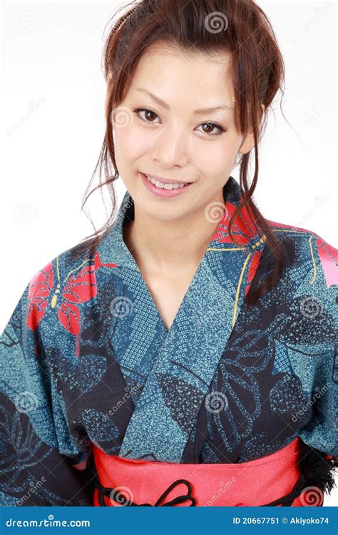 mujer japonesa con el kimono de la ropa imagen de archivo imagen de belleza fondo 20667751