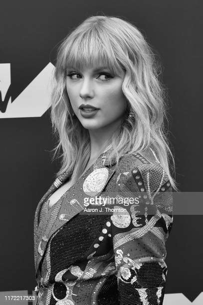 Taylor Swift Mtv Photos And Premium High Res Pictures Getty Images