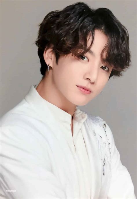 Check out this biography to know about his childhood, family life, achievements and fun facts. BTS Jungkook, "Happy to be with ARMY"...Big Bow - PRESSREELS