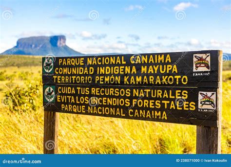 Cartel Del Parque Nacional Canaima En Venezuela En El Día Foto De Archivo Imagen De Latino