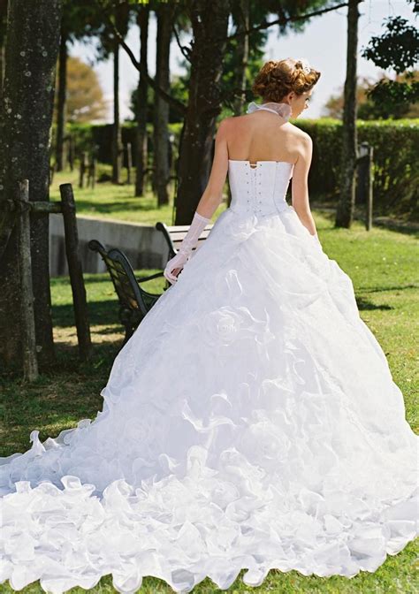 It's tight, tight, tight through the bodice, then boom! Revi's blog: gypsy wedding dress mini bride