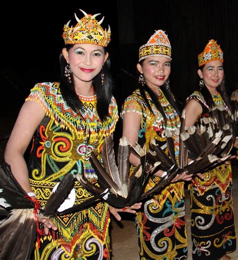 Baju Pengantin Adat Dayak