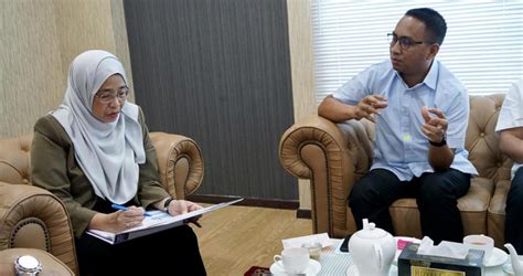 Fiszkoteka, your checked indonesian english dictionary! Ketua Pegawai Eksekutif Melapor Diri - Menteri Besar ...