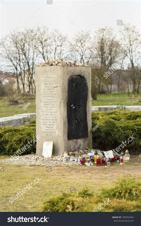 Jedwabne, una localidad polaca de 1.600 habitantes, ubicada unos 170 kilómetros al noreste de cuando se produjo la masacre, jedwabne llevaba pocos días bajo control del ejército alemán, tras. Jedwabne April 6 Monument Jewish Massacre Stock Photo ...