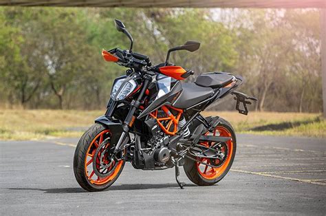 It retains the sharp creases and aggressive lines. 2020 BS6 KTM DUKE 390 - Think different Think Autolexico