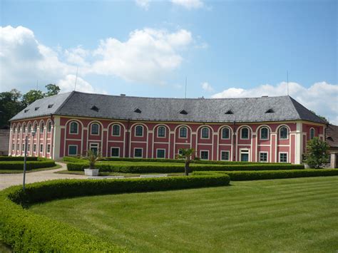 Barokní zámek veltrusy obklopuje nádherný park s několika pavilony a řadou soch. Zámek Veltrusy - Zajimavamista.cz