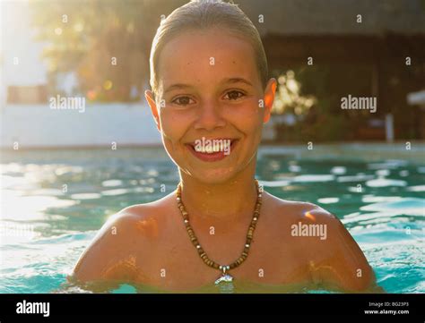 To Years Girl Schwimmbad Stockfotos Und Bilder Kaufen Alamy