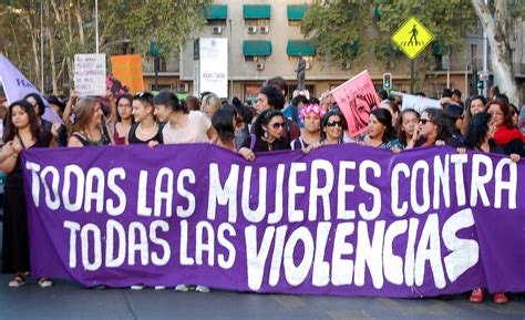 masiva marcha del 8 de marzo contra el machismo por el feminismo y la sororidad