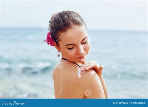 Woman Applying Sunscreen Creme On Tanned Shoulder Skincare Body Sun Protection Sun Cream Foto