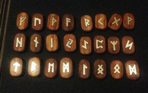 Runen Set Holz Runen Rhodesian Teak Und Silber Elder Futhark Etsy