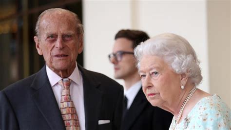 La Reina Isabel Ii Y Felipe De Edimburgo Celebran 73 Años Casados