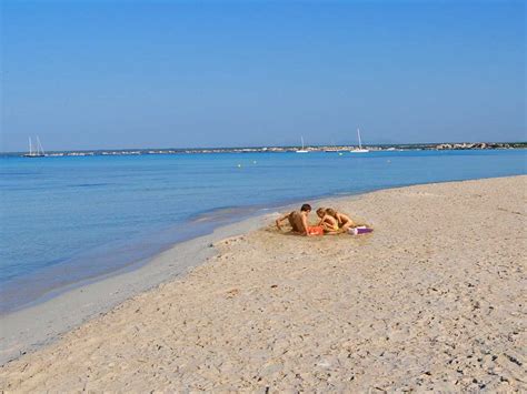 The beach is 1,900m long and has fine white sand. SPAINCOAST & IBERIAPLAYAS -Es Trenc - Playas en Mallorca