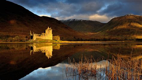 Scotland Kilchurn Castle Reflection On Lake With Background Of Mountain