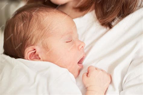 Bebé Recién Nacido Durmiendo En El Pecho De La Madre Foto Premium