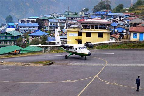 Aéroport De Lukla De L Himalaya Népal Photographie éditorial Image Du Construction Hillary