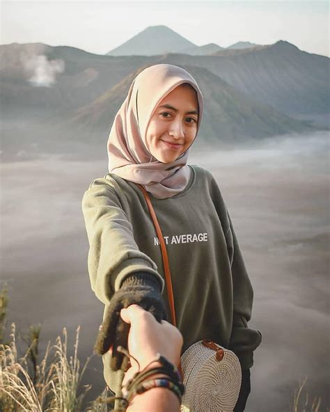 Take My Hand And Find The World 😊 Inspirasi Hijab Traveller Photo By Ekagee Taken At Bromo