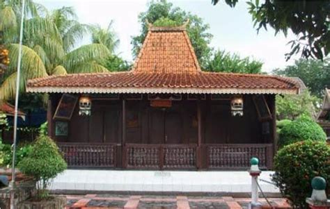 Meski diakui sebagai rumah adat khas jawa tengah, namun tidak semua masyarakat jawa memiliki desain rumah joglo. Keunikan Rumah Adat Jawa Timur, Gambar dan keterangannya