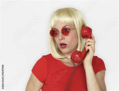 Caucasian Blonde Woman Answering Phone Kaufen Sie Dieses Foto Und
