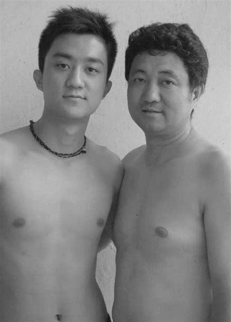 Padre e hijo se toman fotos en la misma pose durante años