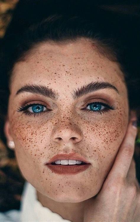 Веснушки голубые глаза модель ламинирование бровей девушка Beautiful Freckles Women With