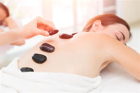 Claps needs to be soft and gentle, not to hurt the spine. Hot And Cold Stones Massage In Spa For Back Pain Relief ...