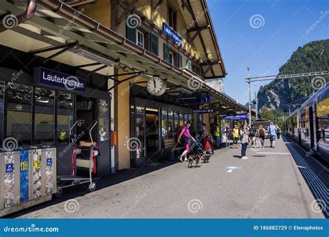 Bahnhof In Lauterbrunnen Dorfteil Bernese Umlaufbahn Hochland