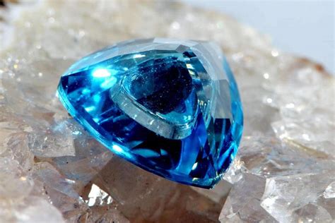 سعر حجر الزمرد الأزرق الأصلي الخواص والفوائد آراد برندینک