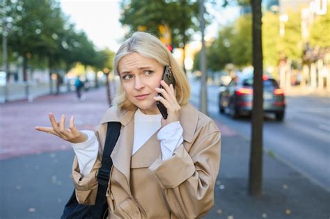 Portrait Dune Femme Au Visage Confus Parlant Au Téléphone Portable