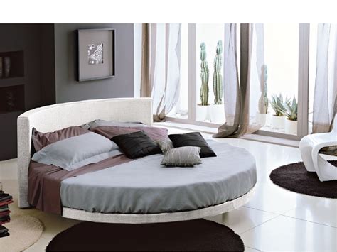 Vi proponiamo la nostra collezione di letti rotondi nati per stupire senza rinunciare al confort dettato da una sapiente produzione artigianale made in italy. Letto rotondo completo di materasso