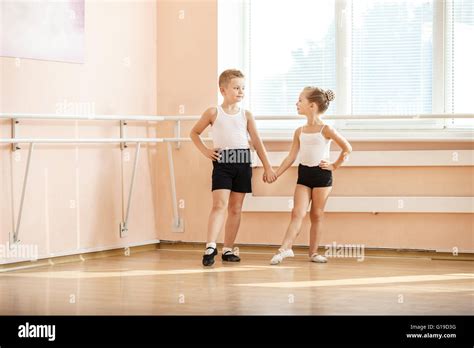Junge Tänzerinnen Und Tänzer Eine Übung Beim Aufwärmen Am Ballett