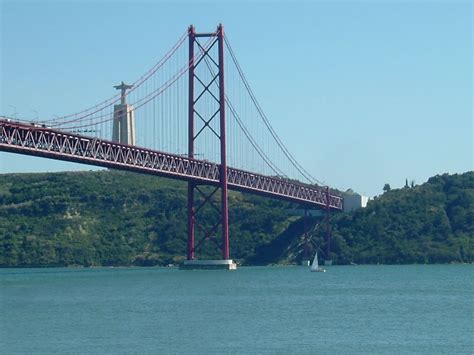 A ponte sobre o rio tejo que inicialmente tinha o nome de ponte salazar, e que depois do 25 de abril teve o seu nome alterado para ponte 25 de abril, foi uma das maiores obras de sempre no nosso portugal. Filho do 25 de Abril: (391) Álbum de Fotos: Ponte 25 de ...