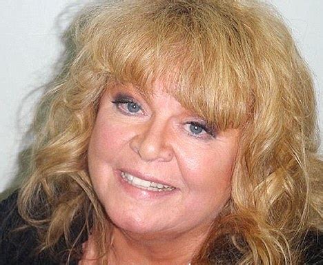 Sally Struthers All Body Measurements Including Boobs Waist Hips And More Measurements Info