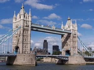 Several bridges named london bridge have spanned the river thames between the city of london and southwark, in central london.the current crossing, which opened to traffic in 1973, is a box girder bridge built from concrete and steel. Tower Bridge, een karakteristieke brug in Londen - Londen bezoeken