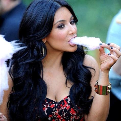 El cabello negro azulado luce increíble en cualquier tez. Kim Kardashian 2012