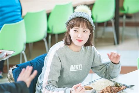 Lee sung kyung et nam joo hyuk forment un couple fabuleusement adorable dans ce drama charmant, léger, pétillant et sensible, qui célèbre aussi bien la jeunesse que l'amour de soi et des autres. Weightlifting Fairy Kim Bok joo lead casts Lee Sung kyung ...