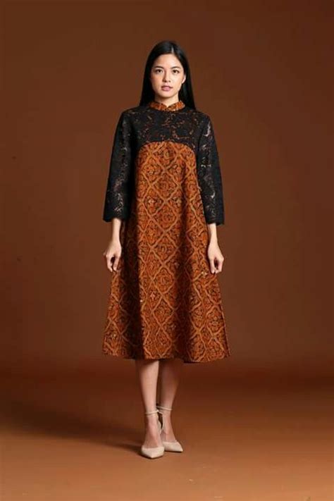 Penggunaan siasat kerah v ini sudah sangat populer sejak dulu. 50+ Model Baju Batik Terbaru 2018: Modern & Elegan