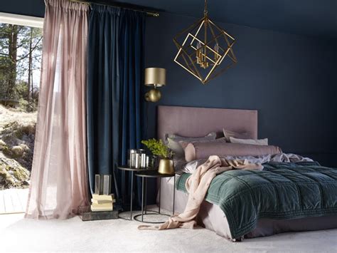 Harmonisk soverom med mørkeblå vegger og rosa seng og rosa gardiner