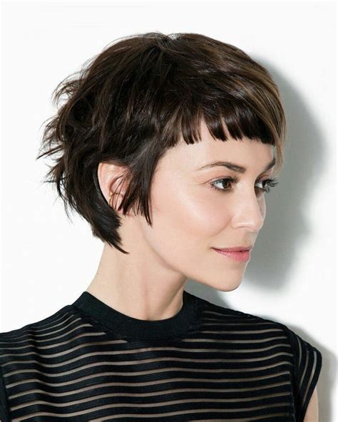 Regardless of your hair type, you'll find here lots of superb short hairdos, including short wavy hairstyles, natural hairstyles for short hair. 48 Short Haircuts Ideas for Women You Can Try 2019 - Soflyme