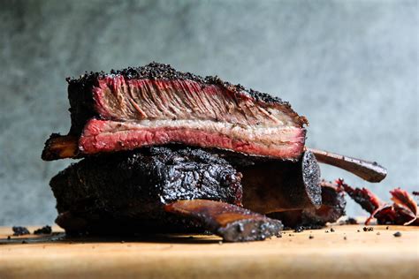 Incredibly juicy mexican shredded beef in a rich, flavour loaded sauce. How to make huge smoked BBQ beef ribs - Jess Pryles