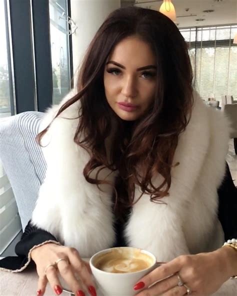 Regardez Cette Photo Instagram De Carmenlipss • 2341 Jaime Brunette Girl Polish Girls Fur