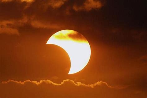 La denominación total o parcial en españa, el eclipse solar comenzará alrededor de las 20:45 horas (hora peninsular), alcanzará su punto de mayor oscuridad sobre las. A horas del eclipse solar que producirá un ocaso en pleno ...